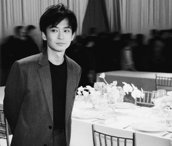 他主演的电视剧《蛮好的人生》再次引发热议